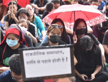 YENİ DELHI INDIA MAYIS 31 2023 Manipuri Kuki Zo kadınları, Meitei ve Kuki Zomi halkı arasında devam eden çatışmalarda 31 Mayıs 2023 tarihinde Yeni Delhi Hindistan 'da Jantar Mantar' da bir gösteri düzenledi.