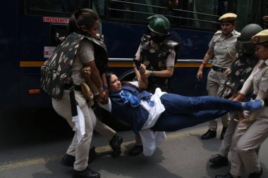 YENİ DELHI INDIA 28 Mayıs 2023 Güreşçiler sırasında Güreşçileri Destekleyenleri gözaltına alan Sakshi Malik Vinesh Bajrang Punia ve destekçileri Jantar Mantar 'dan Mahila Panchayat için Yeni Parlamento' ya yapılan protesto yürüyüşüne liderlik ettiler 