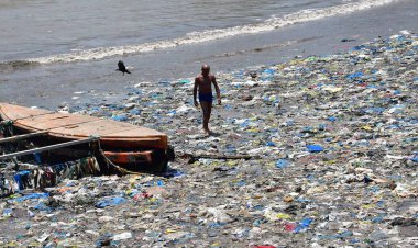 MUMBAI INDIA 31 Mayıs 2023 Bir adam Bhushan Koyande Hindustan Times tarafından Bombay Hindistan 'da 31 Mayıs 2023 tarihinde Badhwar Park Colaba' da deniz dalgaları tarafından geri atılan plastik atık üzerinde yürür. 