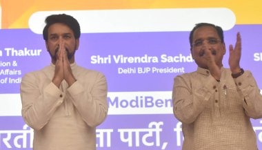 NEW DELHI INDIA 29 Mayıs 2023 Birlik Gençlik ve Spor Bakanı Anurag Takur ve Delhi BJP Başkanı Shri Virendra Sachdeva, Delhi BJP Sosyal Medya Etkisi ve Dijital Yaratıcıları ile BJP Genel Merkezi 'nde bir araya geldiler. 