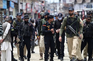 SRINAGAR INDIA MAYIS 18 2023 Ulusal Güvenlik Muhafız NSG Komandoları ve polis 18 Mayıs 2023 'te Srinagar Hindistan' da S-20 ülkelerinden delegelerin G20 İş Grubu toplantısı öncesinde takviye ediliyor.