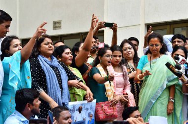 MUMBAI INDIA MAYIS 4 2023 Milliyetçi Kongre Partisi NCP lideri Supriya Sule, Dharna sırasında parti çalışanları ve destekçileriyle iletişime geçerek Pawar 'ı Y B Chavan' daki parti başkanlığı görevinden istifa etmeye çağırarak yatıştırmaya çalışıyor. 