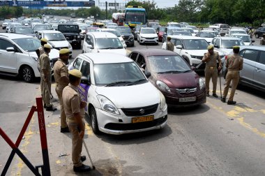 NOIDA INDIA 28 Mayıs 2023 Gautam Buddha Nagar polis gücü, 28 Mayıs 2023 'te Noida Delhi DND sınırına bariyerler koydu. Bu bariyerler, Bharatiya Kisan Union Tikait Grubu' na mensup çiftçilerin 28 Mayıs 2023 'te Noida Hindistan' da Sunil tarafından Noida Hindistan 'a girmesini engellemek içindi. 