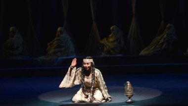 NEW DELHI INDIA APRIL 26 2023 Sanatçılar Ulusal Drama Okulu tarafından sunulan Leyla Majnu oyununda Ram Gopal Bajaj Eş Yönetmeni ve Rajesh Singh tarafından seslendirilen NSD konferans salonunda Shabbir Irshad Usmani