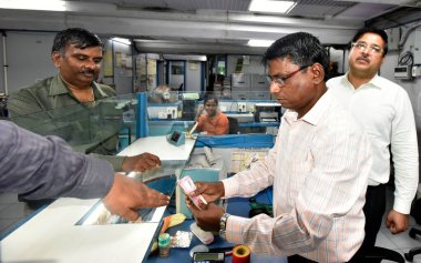 NEW DELHI INDIA 23 Mayıs 2023 Bir adam Punjab 'da 2000 Rupi ve sind banknotları değiştirerek CP 23 Mayıs 2023 tarihinde Yeni Delhi Hindistan' da Rezerv Bankası piyasadan ve mevcut notlardan 2000 Rupi çekildiğini duyurdu