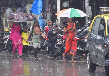 MUMBAI, INDIA - 24 Ağustos 2024 'te, Hindistan' ın Mumbai kentinde, Byculla bölgesinde, muson yağmurları sırasında, insanlar yollardaki sağanak yağmurların içinden geçtiler. (Fotoğraf: Bhushan Koyande / Hindustan Times 