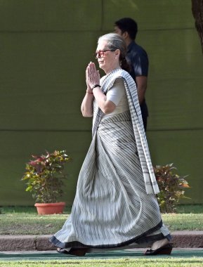 NEW DELHI INDIA 21 Mayıs 2023 Eski Kongre Başkanı Sonia Gandhi, eski başbakan Rajiv Gandhi 'nin anısına 21 Mayıs 2023' te Yeni Delhi 'de düzenlenen anma töreninde 32. ölüm yıldönümünü kutladı.