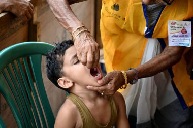 KOLKATA INDIA Mayıs 28 2023 Pulse Polio adlı bir sağlık çalışanı 28 Mayıs 2023 tarihinde Kolkata Hindistan 'da bir çocuğa düştü. Fotoğraf: Samir Jana Hindustan Times 