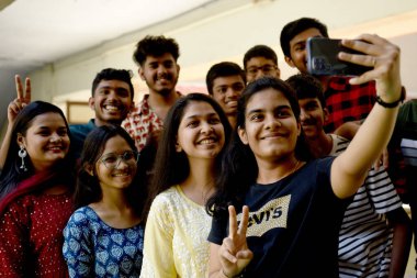 NAVI MUMBAI INDIA MAYIS 25 Mayıs 2023 Fr Agnel Çok Amaçlı Okul ve Çocuk Koleji öğrencileri, 25 Mayıs 2023 tarihinde Navi Mumbai 'de Vashi' de yapılan 12. Sınıf Sınav sonuçları açıklandıktan sonra Mahara için toplam 14 16 371 öğrenci katıldı.