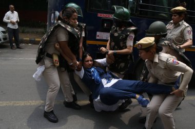 YENİ DELHI INDIA 28 Mayıs 2023 Güreşçiler sırasında Güreşçileri Destekleyenleri gözaltına alan Sakshi Malik Vinesh Bajrang Punia ve destekçileri Jantar Mantar 'dan Mahila Panchayat için Yeni Parlamento' ya yapılan protesto yürüyüşüne liderlik ettiler 
