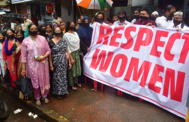 MUMBAI, INDIA - 24 Ağustos 2024: Sion Koliwada kongre komitesi üyeleri, 24 Ağustos 2024 tarihinde Hindistan 'ın Mumbai kentinde Badlapur okul mağdurlarının adaleti için sessiz bir protestoya katıldı. Maha Vikas Aghadi (MVA) Maharashtra çağrısı yaptı 