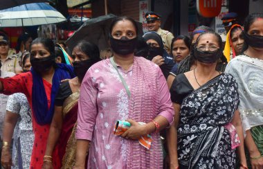 MUMBAI, INDIA - 24 Ağustos 2024: Sion Koliwada kongre komitesi üyeleri, 24 Ağustos 2024 tarihinde Hindistan 'ın Mumbai kentinde Badlapur okul mağdurlarının adaleti için sessiz bir protestoya katıldı. Maha Vikas Aghadi (MVA) Maharashtra çağrısı yaptı 