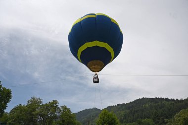 SRINAGAR INDIA 12 Mayıs 2023 Turistler, 12 Mayıs 2023 'te Srinagar Hindistan' da Dal Gölü kıyısındaki Zabarwan Parkı 'nda Jammu ve Kashmir Turizm Hareketi tarafından düzenlenen bir G20 etkinliğinde sıcak hava balonu turnesinin keyfini çıkarıyorlar.