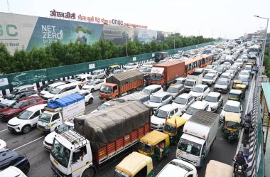 NEW DELHI, INDIA - 23 Ağustos 2024: Dhaula Kuan Metro İstasyonu yakınlarındaki Sardar Patel Marg 'da trafik sıkışıklığı ve Halka yolu, 23 Ağustos 2024 tarihinde Yeni Delhi, Hindistan' da şiddetli yağmur sonrasında Dhaula Kuan üstgeçidi altında su bloklama nedeniyle.