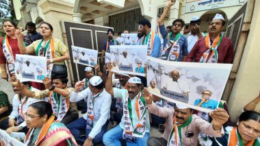 MUMBAI INDIA MAYIS 12023 NCP Liderleri ve Sharad Pawar destekçileri, 2 Mayıs 2023 'te Mumbai' de Hindistan 'daki Sharad Pawar ofisinin önünde parti başkanlığından istifa etmesi sonrasında istifa etmesi için dayanışma içinde bir Dharna sahneledi. 