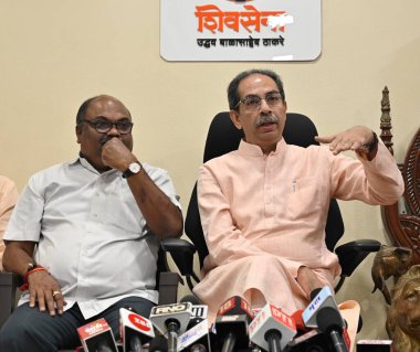 MUMBAI INDIA 12 Mayıs 2023 Shiv Sena UBT başkanı Uddhav Thackeray, parti lideri MLA Anil Parab ile birlikte 12 Mayıs 2023 'te Mumbai Bandra East' te düzenlenen basın toplantısında Vijay Bate Hindustan Times tarafından çekilmiştir. 