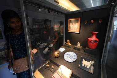 NEW DELHI INDIA 24 Mayıs 2023 İnsanlar Tekerlek Müzesi 'ndeki Dünya Sanat Koleksiyonunun kopyalarına bakıyorlar. 