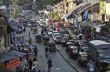 MUMBAI INDIA MAYIS 2 2023 Andheri West 'teki S V Yolu üzerinde 2 Mayıs 2023 Hindistan Fotoğrafı Vijay Bate Hindustan Times 