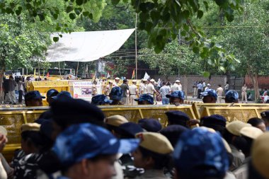 Yeni DELHI INDIA 28 Mayıs 2023 Delhi Polis Özel Komiseri Dependra Pathak, Yeni Delhi Hindistan 'da 28 Mayıs 2023' te yeni parlamento binasına yapılan protesto yürüyüşü sırasında, Delhi Polisi protestocu güreşçileri gözaltına aldı.