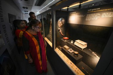 NEW DELHI INDIA 24 Mayıs 2023 İnsanlar Tekerlek Müzesi 'ndeki çeşitli eserlerin kopyalarına bakıyorlar. 