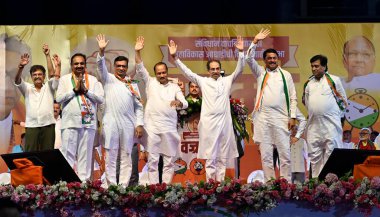 MUMBAI INDIA MAYIS 12023 Shiv Sena Uddhav Balasaheb Thakeray lideri Uddhav Thackeray ve NCP liderleri Ajit Pawar Jayant Patil ve Jitendra Awhad Kongre liderleri Nana Patole Balasaheb Thorat ve Ashok Chavan arasında yapılan bir mitingde 