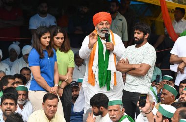 NEW DELHI INDIA MAYIS 2 2023 Rakesh Tikait Ulusal sözcüsü Bharatiya Kisan Union BKU ile güreşçiler Sangita Phogat Vinesh Phogat ve Bajrang Punia, Jantar Mantar 'daki protestocuları desteklemek için Mayıs ayında yaptıkları konuşmada 