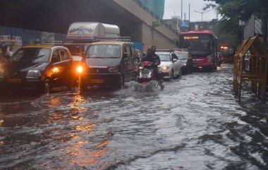 MUMBAI, INDIA - 24 Ağustos 2024 'te Hindistan' ın Mumbai kentinde, Byculla bölgesinde muson yağmurları sırasında yolda su tutulan araçlar. (Fotoğraf: Bhushan Koyande / Hindustan Times 