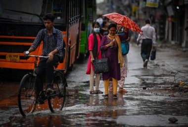 NEW DELHI INDIA Mayıs 27 2023 Yağmurlu bir sabah Doğu Delhi 'de 27 Mayıs 2023 Yeni Delhi Hindistan Fotoğrafı: Raj K Raj Hindustan Times 
