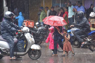 MUMBAI, INDIA - 24 Ağustos 2024 'te, Hindistan' ın Mumbai kentinde, Byculla bölgesinde, muson yağmurları sırasında, insanlar yollardaki sağanak yağmurların içinden geçtiler. (Fotoğraf: Bhushan Koyande / Hindustan Times 