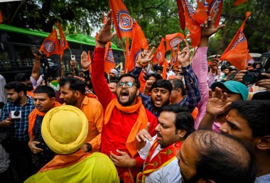 NEW DELHI INDIA MAYIS 12023 Vishwa Hindu Parishad ve Bajrang Dal üyeleri, 2 Mayıs 2023 tarihinde Yeni Delhi In 'de AICC genel merkezinin önünde Bajrang Dal hakkında yapılan sembolik protestolara karşı slogan attılar.