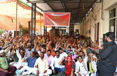 Gurugram MCG Belediyesi tarafından kiralanan GURUGRAM INDIA 25 Mayıs 2024, Şama Turizm Kompleksi yakınlarındaki Eski MCG ofisinde çalışanların düzenlenmesi ve daha fazla işçi alınması talebiyle grev sırasında protesto düzenledi.