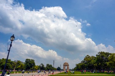 NEW DELHI, Hindistan - 25 Ağustos 2024 'te Hindistan' ın Yeni Delhi şehrinde bulutlar havada süzülüyor. Fotoğraf: Sanjeev Verma Hindistan Times 