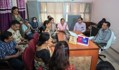 NEW DELHI, INDIA - 24 AUGSTOS: Yeni Delhi, Hindistan 'da 24 Ağustos 2024 tarihinde elektrik kesintisi nedeniyle yeni doğan bir bebeğin öldüğü MS of Kasturba Hastanesi ile Delhi BJP üyelerinin görüştüğü bir manzara. Kasturba Gandhi Hastanesi 'nde yeni doğmuş bir bebek öldü.