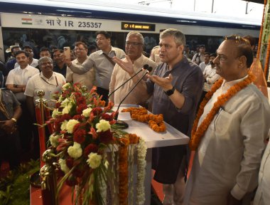 YENİ DELHI INDIA 25 Mayıs 2023 Hindistan Demiryolları Bakanı Ashwini Vaishnaw BJP MLA OM Prakash Sharma ile birlikte Anand Vihar Tren İstasyonu 'nda Başbakan Narendra Modi' nin Uttarakhand 'ın ilk yarı hızındaki Vande Bhar' ı neredeyse durdurması sonrasında