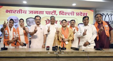 NEW DELHI, INDIA - 25 AUGust: Aam Aadmi Partisi (AAP) meclis üyeleri Ram Chandra, Pawan Sehrawat, Manju Nirmal, Sughandha Bidhuri ve Mamta Pawan, Delhi BJP partisi genel başkanı Virendra Sachdeva, Ramvir S liderleri ile birlikte Bharatiya Janata Partisi 'ne katıldı.