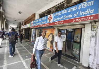 NEW DELHI INDIA 23 Mayıs 2023 boş Banks görünümü CP 2000 Rs değişiklik için ayakta hiç kimse Yeni Delhi Hindistan 'da 23 Mayıs 2023 Rezerv Bankası piyasadan ve varoluşundan 2000 Rupi çekildiğini duyurdu