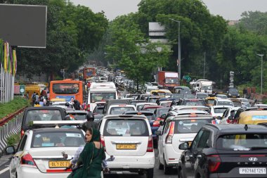 NEW DELHI, INDIA - 23 Ağustos 2024 tarihinde Hindistan 'ın Yeni Delhi kentinde, Dhaula Kuan metro istasyonu yakınlarındaki Sardar Patel Marg' da trafik sıkışıklığı ve Halka yolu altında yoğun yağış sonrası Dhaula Kuan üstgeçidi altında su bloklama nedeniyle. (Fotoğraf: Sonu Mehta / Hindustan Times 