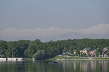 SRINAGAR INDIA 10 Mayıs 2023 Güneşli bir günde 10 Mayıs 2023 'te Srinagar Hindistan Fotoğrafı Waseem Andrabi Hindustan Times 