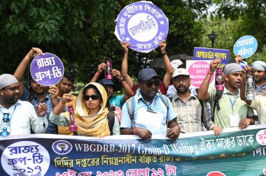 KOLKATA INDIA MAYIS 17 2023 Batı Bengal D Grubu adayları, okullardaki D Grubunda usulsüzlük iddialarını protesto eden ve M 'deki tüm uygun adaylar için iş talebinde bulunan Kerosene Lantern ile bir mitinge katıldı.