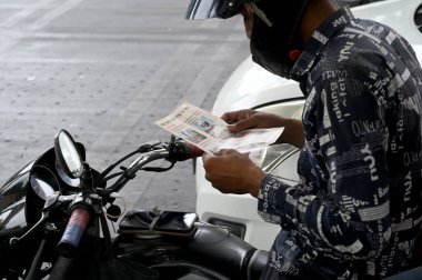 NOIDA INDIA 25 Mayıs 2023 Noida Trafik Polisi, 24 Mayıs 2023 tarihinde Noida Hindistan 'da Sunil Ghosh Hindustan Times' ın hazırladığı bir trafik kurallarına ilişkin bir bilinçlendirme programı yürüttü. 