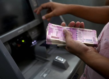 NOIDA INDIA 23 Mayıs 2023 Rs 2000 'i yatırmak için kuyruğa giren insanlar 23 Mayıs 2023 tarihinde Noida Hindistan' da 2. Sektör 'deki SBI Bank' a Salı gününden itibaren değiş tokuş veya mevduat süreci başlatılacak mı? RBI 'ın şu anki de akışına 2 bin para birimi kolaylaşacak.