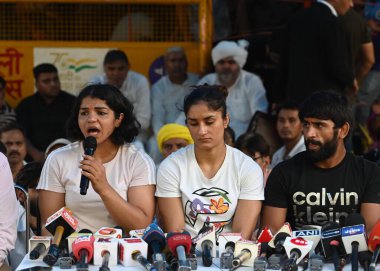 NEW DELHI INDIA 6 Mayıs 2023 Protesto güreşçileri Sakshi Malik Vinesh Phogat ve Bajrang Punia, 6 Mayıs 2023 tarihinde Yeni Delhi 'de Jantar Mantar' da basın mensuplarına brifing verdi.