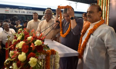 YENİ DELHI INDIA 25 Mayıs 2023 Hindistan Demiryolları Bakanı Ashwini Vaishnaw BJP MLA OM Prakash Sharma ile birlikte Anand Vihar Tren İstasyonu 'nda Başbakan Narendra Modi' nin Uttarakhand 'ın ilk yarı hızındaki Vande Bhar' ı neredeyse durdurması sonrasında