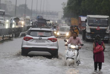 GURUGRAM INDIA 27 Mayıs 2023 Khandsa köyü yakınlarındaki 48 Nolu Ulusal Otoyol servis yolunda 27 Mayıs 2023 'te Hindistan Gurugram' da Parveen Kumar Hindustan Times tarafından çekilmiştir. 