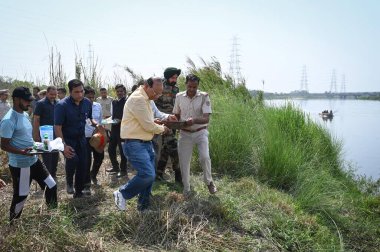 NEW DELHI INDIA 7 Mayıs 2023 Vinai Kumar Saxena Delhi Vali Yardımcısı, 7 Mayıs 2023 tarihinde Yamuna Çarşısı yakınlarındaki Yamuna Nehri 'ndeki yetkililer tarafından yenilenmekte olan Mini Adaları ziyareti sırasında Çin Adası' nı teftiş eder.