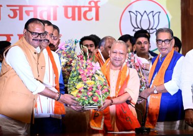 LUCKnow INDIA 13 Mayıs 2023 Başbakan Yardımcısı Keshav Prasad Maurya ve Brajesh Pathak ve BJP 'nin 13 Mayıs 2023' te Lucknow Hindistan 'da kazandığı büyük zaferden sonra Bhartiy' i BJP Parti Ofisi 'nde CM Yogi Adityanath' ı karşıladı.