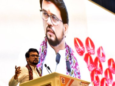 NEW DELHI INDIA 27 Mayıs 2023 Sendika Bilgileri ve Yayın Bakanı Anurag Thakur, Seva Sushasan ve Garib Kalyan 'ın 9. Yıldaki açılış oturumunda Kapı tarafından organize edilen fakirlerin iyi yönetimi ve refahı konularında konuştu.