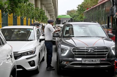 NOIDA INDIA 25 Mayıs 2023 Noida Trafik Polisi, 24 Mayıs 2023 tarihinde Noida Hindistan 'da Sunil Ghosh Hindustan Times' ın hazırladığı bir trafik kurallarına ilişkin bir bilinçlendirme programı yürüttü. 