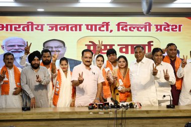 NEW DELHI, INDIA - 25 AUGust: Aam Aadmi Partisi (AAP) meclis üyeleri Ram Chandra, Pawan Sehrawat, Manju Nirmal, Sughandha Bidhuri ve Mamta Pawan, Delhi BJP partisi genel başkanı Virendra Sachdeva, Ramvir S liderleri ile birlikte Bharatiya Janata Partisi 'ne katıldı.