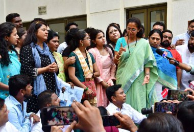 MUMBAI INDIA MAYIS 4 2023 Milliyetçi Kongre Partisi NCP lideri Supriya Sule, Dharna sırasında parti çalışanları ve destekçileriyle iletişime geçerek Pawar 'ı Y B Chavan' daki parti başkanlığı görevinden istifa etmeye çağırarak yatıştırmaya çalışıyor. 